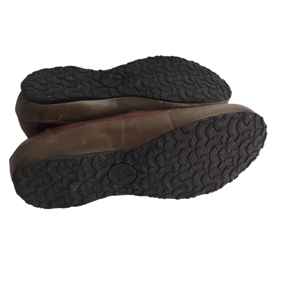 CLARKS Artisan Brown Leath Merry Jane Elastic Strap Slip-On Loafers Shoes Sz 8M - Picture 9 of 10